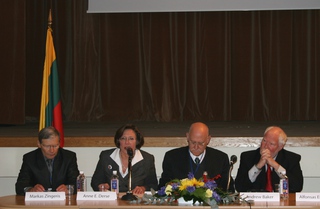 Valstybinio Vilniaus Gaono žydų muziejaus direktorius Markas Zingeris, Jungtinių valstijų ambasadorė Lietuvoje Anne E. Derse, Vašingtono Holokausto memorialinio muziejaus specialusis asistentas edukacinėms programoms Stephenas Feinbergas, Amerikos žydų ko